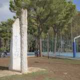 Sempre nel quartiere Carrassi, all�interno di Parco 2 Giugno, si trova infine la cosiddetta �Grande Meridiana�. Fatta realizzare dal Comune di Bari, � stata posta qui nel 1987 e ha subito una ristrutturazione del 2011. Oggi � situata nei pressi dei campi di basket